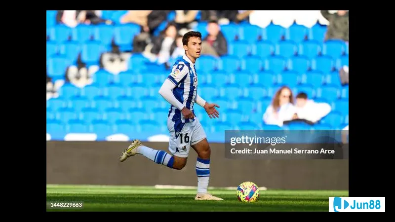 Cầu thủ của Real Sociedad vượt qua cầu thủ của Rayo Vallecano để tiến vào vùng cấm địa đối phương. Cầu thủ của Real Sociedad vượt qua cầu thủ của Rayo Vallecano để tiến vào vùng cấm địa đối…