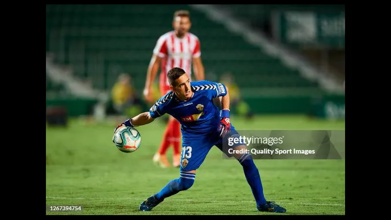 Cầu thủ Elche vượt qua cầu thủ Girona trong một pha bóng quyết liệt Cầu thủ Elche vượt qua cầu thủ Girona trong một pha bóng quyết liệt