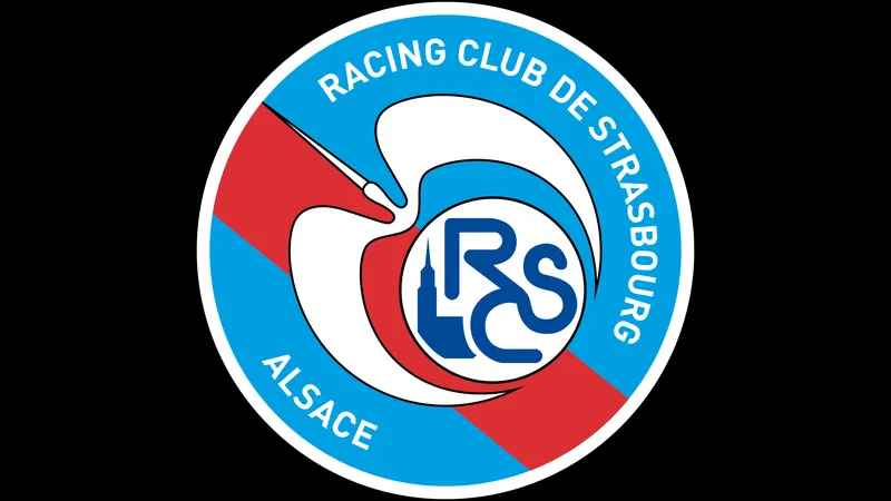 Cầu thủ Strasbourg tấn công mạnh mẽ trước hàng phòng ngự của Nantes
