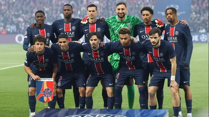 Neymar và Muller tranh chấp bóng trước khung thành